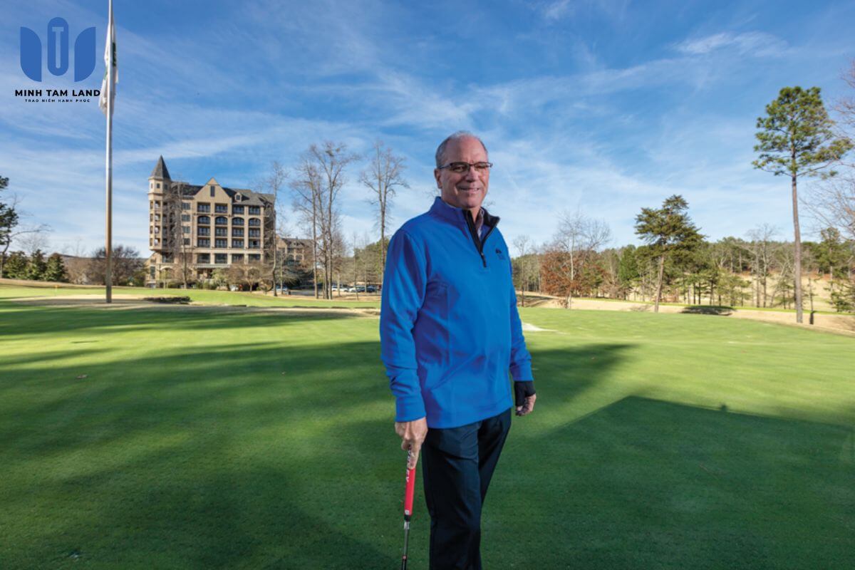 Robert Trent Jones là ai? Huyền thoại sân golf đứng sau Vinhomes Green Paradise 6 Robert Trent Jones Jr. được xem là một trong những biểu tượng lớn trong lĩnh vực thiết kế sân golf hiện đại