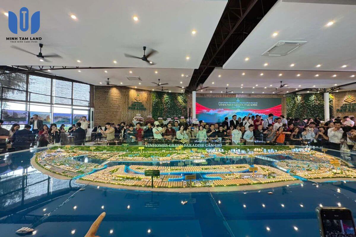 Sa bàn dự án Vinhomes Green Paradise – Bức tranh thu nhỏ tái hiện đô thị biển tương lai 7 Sa bàn dự án Vinhomes Green Paradise được trưng bày tại nhà mẫu chính thức